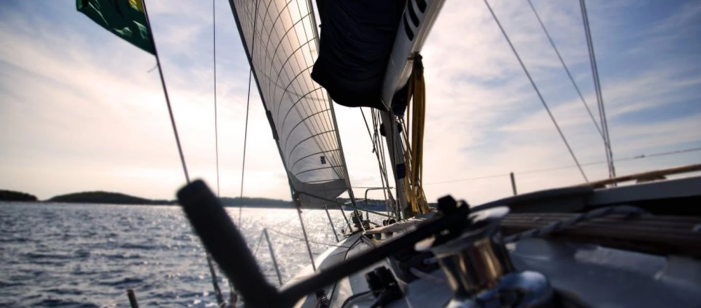 Κινδύνευσε ιστιοφόρο σκάφος στη θαλάσσια περιοχή Αγ. Γεωργίου Λαυρίου - Μετέφερε 7 αλλοδαπούς